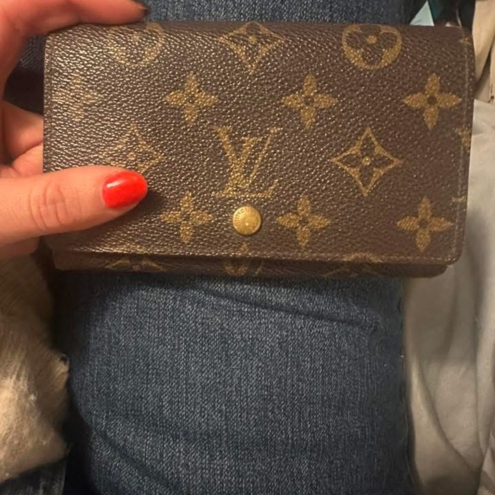 *AUTHENTIC* 
Louis Vuitton Classic Brown Monogram Wallet
